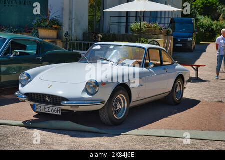 BADEN BADEN, 2022. JULI: White 1966 FERRARI 330 GTC, Oldtimer-Treffen im Kurpark. Stockfoto