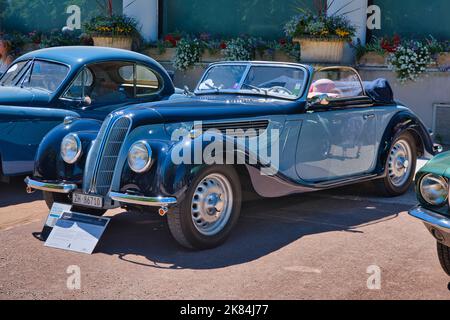 BADEN BADEN, DEUTSCHLAND - JULI 2022: Blue 1938 FRAZER NASH BMW 327 328 80 Cabrio Roadster, Oldtimer-Treffen im Kurpark. Stockfoto