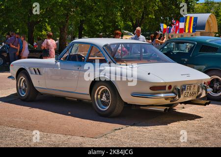 BADEN BADEN, 2022. JULI: White 1966 FERRARI 330 GTC, Oldtimer-Treffen im Kurpark. Stockfoto