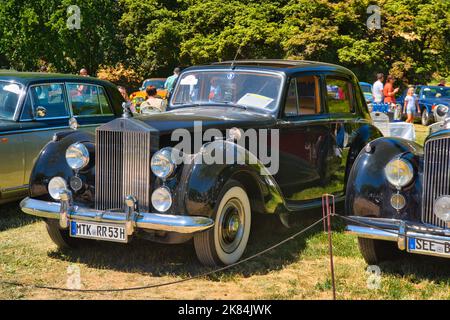 BADEN BADEN, DEUTSCHLAND - JULI 2022: Schwarzer Rolls-Royce Silver Dawn 1951, Oldtimer-Treffen im Kurpark. Stockfoto