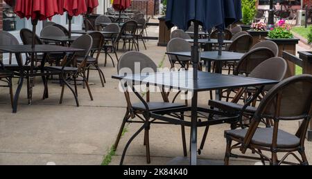 Salem, MA USA - 12. Juni 2022 - Stühle und Essen im Freien auf einem öffentlichen Platz Stockfoto