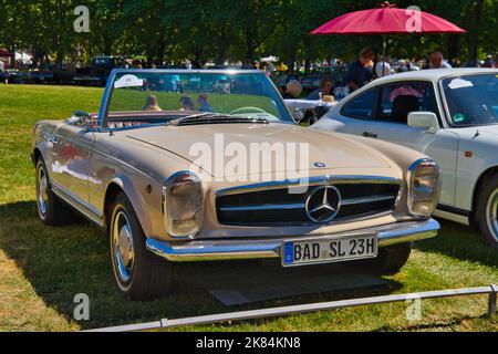 BADEN BADEN, DEUTSCHLAND - JULI 2022: Beigefarbenes Elfenbein Mercedes-Benz W113 230 SL Pagoda Cabrio Roadster 1966, Oldtimer-Treffen im Kurpark. Stockfoto