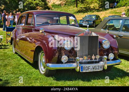 BADEN BADEN, DEUTSCHLAND - 2022. JULI: Red Maroon Rolls-Royce Silver Cloud 1959, Oldtimer-Treffen im Kurpark. Stockfoto