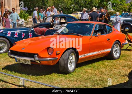 BADEN BADEN, DEUTSCHLAND - JULI 2022: Orange 1972 Datsun 240Z, Oldtimer-Treffen im Kurpark. Stockfoto