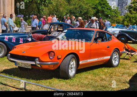 BADEN BADEN, DEUTSCHLAND - JULI 2022: Orange 1972 Datsun 240Z, Oldtimer-Treffen im Kurpark. Stockfoto