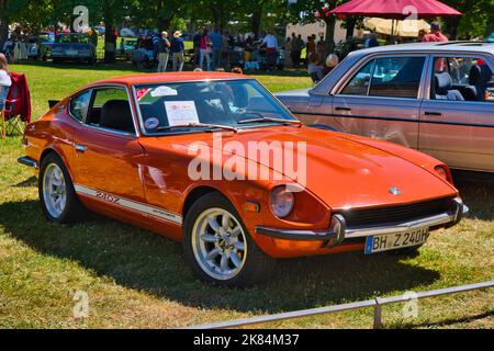 BADEN BADEN, DEUTSCHLAND - JULI 2022: Orange 1972 Datsun 240Z, Oldtimer-Treffen im Kurpark. Stockfoto