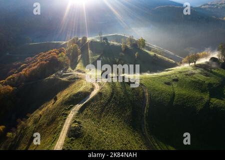 Luftaufnahme eines Berggehöfts im Herbst bei frühen Morgenlichtern. Siebenbürgen, Rumänien Stockfoto