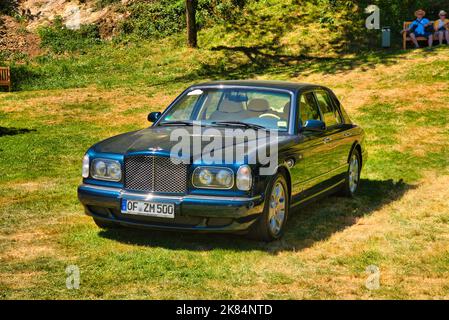 BADEN BADEN, DEUTSCHLAND - JULI 2022: Blue Bentley Arnage Green Label 1998, Oldtimer-Treffen im Kurpark. Stockfoto