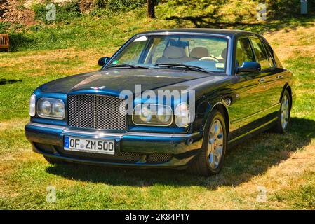 BADEN BADEN, DEUTSCHLAND - JULI 2022: Blue Bentley Arnage Green Label 1998, Oldtimer-Treffen im Kurpark. Stockfoto