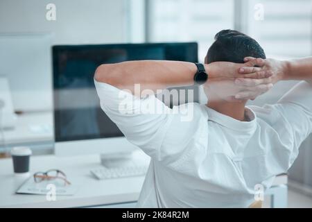 Bestandsaufnahme der Früchte meiner Arbeit. Ein männliches Callcenter, das eine Pause von der Arbeit einnahm. Stockfoto