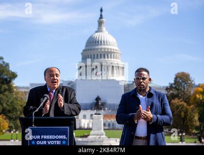 Washington DC, USA. 20. Oktober 2022. Martin Luther King III (links) spricht bei einer Kundgebung, die zum Schutz und Respekt für Wähler, Wähler und Wahlhelfer aufruft (interpretiert von Billy Sanders, rechts). Die Veranstaltung war eine von mehr als 75 landesweit von der Kampagne für die öffentliche Bürgerdemokratie veranstalteten Veranstaltungen, um freie und faire Wahlen und Gerechtigkeit für den gewalttätigen Angriff auf die Demokratie am 6. Januar 2021 zu fordern. Kredit: SOPA Images Limited/Alamy Live Nachrichten Stockfoto