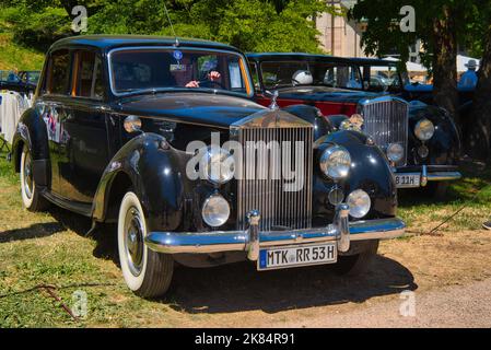 BADEN BADEN, DEUTSCHLAND - JULI 2022: Schwarzer Rolls-Royce Silver Dawn 1949, Oldtimer-Treffen im Kurpark. Stockfoto