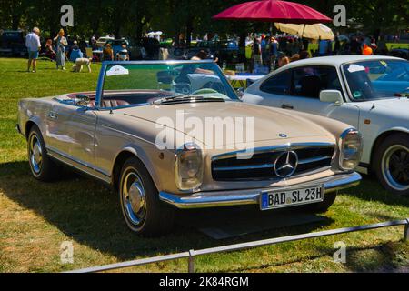 BADEN BADEN, DEUTSCHLAND - JULI 2022: Beigefarbenes Elfenbein Mercedes-Benz W113 230 SL Pagoda Cabrio Roadster 1966, Oldtimer-Treffen im Kurpark. Stockfoto