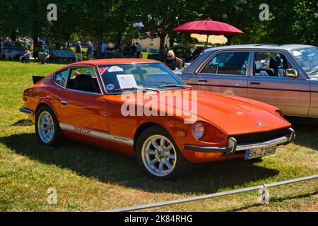 BADEN BADEN, DEUTSCHLAND - JULI 2022: Orange 1972 Datsun 240Z, Oldtimer-Treffen im Kurpark. Stockfoto