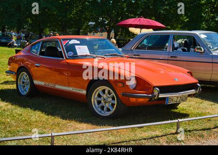 BADEN BADEN, DEUTSCHLAND - JULI 2022: Orange 1972 Datsun 240Z, Oldtimer-Treffen im Kurpark. Stockfoto