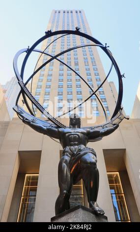 Die historische Atlasstatue im Rockefeller Center steht für Power in der Fifth Ave, wo sich die teuersten Einzelhandelsgeschäfte von New York Ci befinden Stockfoto