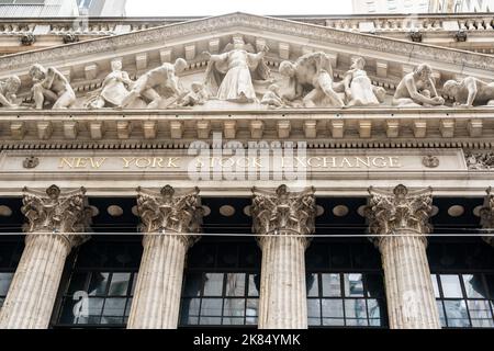 Die Inschrift unter dem Flachrelief an der Fassade der New Yorker Börse an der Wall Street Stockfoto