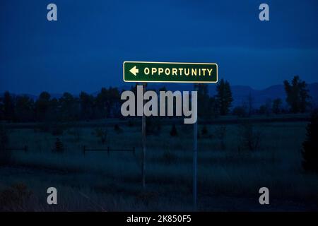 Straßenschild nach Opportunity, Montana Stockfoto