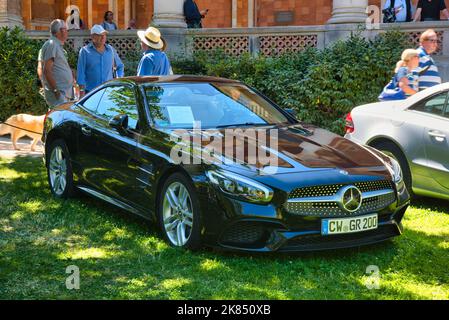 BADEN BADEN, DEUTSCHLAND - JULI 2022: Schwarzer Mercedes-Benz SL-Klasse R231 2016, Oldtimer-Treffen im Kurpark. Stockfoto