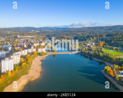 Mseno-Stausee in Jablonec nad Nisou von oben Stockfoto