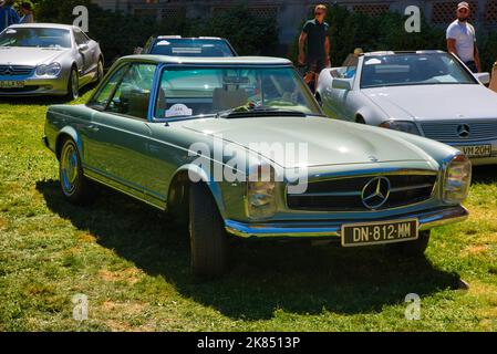 BADEN BADEN, DEUTSCHLAND - JULI 2022: Weiß grauer Mercedes-Benz W113 230 SL Pagoda Cabrio Roadster 1966, Oldtimer-Treffen im Kurpark. Stockfoto