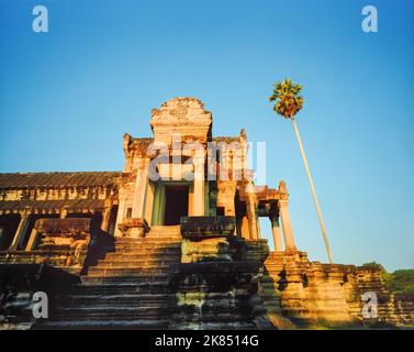 Stufen führen zur äußeren Galerie des Tempelkomplexes Angkor Wat in Kambodscha Stockfoto