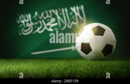 Zusammensetzung der Saudi-arabischen Nationalmannschaft mit klassischem Ball auf Gras und Flagge im Hintergrund. Vorderansicht. Stockfoto