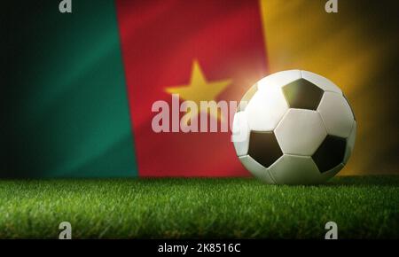 Kamerun Nationalmannschaft Zusammensetzung mit klassischen Ball auf Gras und Flagge im Hintergrund. Vorderansicht. Stockfoto