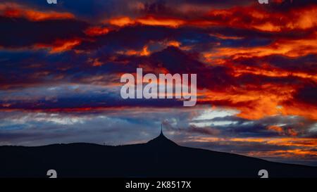 Silhouette des Berges Jested bei Sonnenuntergang Stockfoto