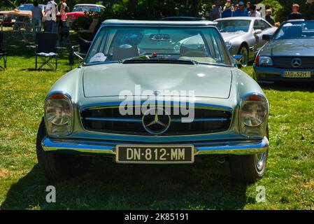 BADEN BADEN, DEUTSCHLAND - JULI 2022: Weiß grauer Mercedes-Benz W113 230 SL Pagoda Cabrio Roadster 1966, Oldtimer-Treffen im Kurpark. Stockfoto
