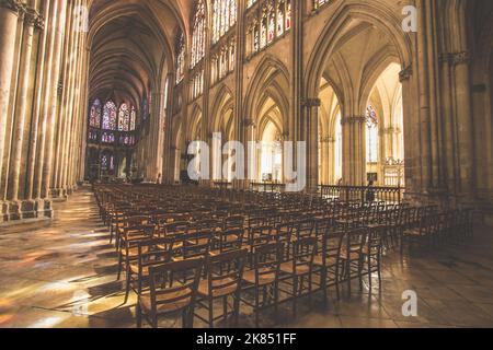 Innenraum der Kathedrale St. Peter und St. Paul in Troyes, Frankreich Kirchenschiff mit Licht, das durch die Fenster strömt Stockfoto