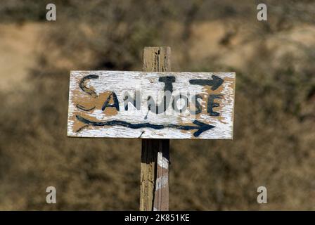 Hinweisschild auf Schotterstraße in der Nähe von Santa Cruz Zacaticas östlich von San Jose del Cabo, Baja California Sur, Mexiko Stockfoto