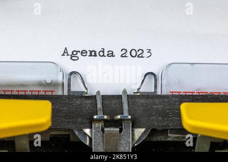 Agenda 2023 auf einer alten Schreibmaschine geschrieben Stockfoto