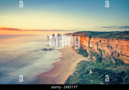 Dämmerung an den 12 Apostles, Shipwreck Coast, Great Ocean Road, Victoria, Australien Stockfoto