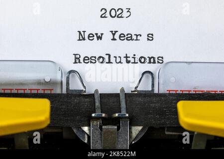 2023 Neujahrsvorsätze auf einer alten Schreibmaschine geschrieben Stockfoto