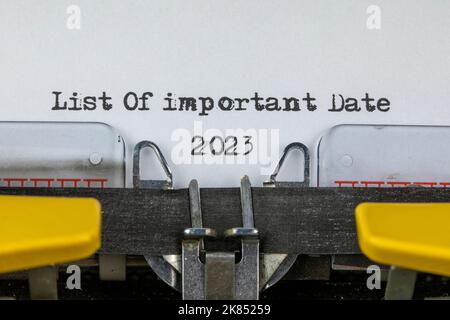 Liste der wichtigen Datum 2023 geschrieben auf einer alten Schreibmaschine Stockfoto