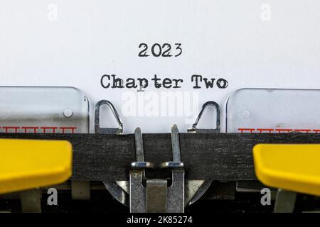 Alte Schreibmaschine mit Text 2023 Kapitel 2 Stockfoto