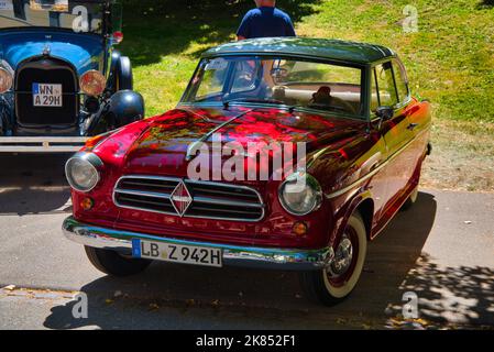 BADEN BADEN, DEUTSCHLAND - 2022. JULI: Red Borgward Isabella 1954, Oldtimer-Treffen im Kurpark. Stockfoto