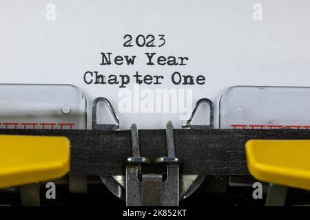 Alte Schreibmaschine mit Text 2023 Neujahr Kapitel Eins Stockfoto