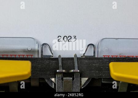 2023 geschrieben auf einer alten Schreibmaschine Stockfoto
