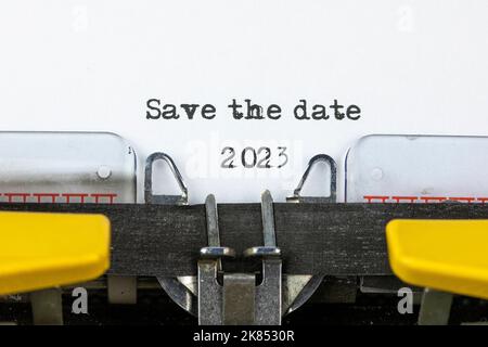 Speichern Sie das Datum 2023 geschrieben auf einer alten Schreibmaschine Stockfoto
