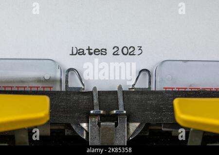 Daten 2023 geschrieben auf einer alten Schreibmaschine Stockfoto