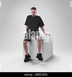 Nachbau eines schwarzen Herrenanzugs übergroßes T-Shirt auf Shorts auf Mann auf Würfel. Bekleidungsvorlage für Präsentationen von Design, Druck, Muster. Stockfoto