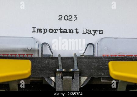 Wichtige Tage 2023 auf einer alten Schreibmaschine geschrieben Stockfoto