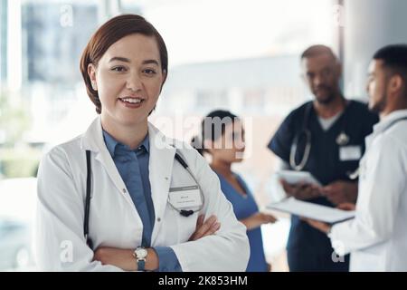 Wenn wir der Menschheit nicht dienen, wem dienen wir. Einer jungen Ärztin, die im Büro eines Krankenhauses steht. Stockfoto