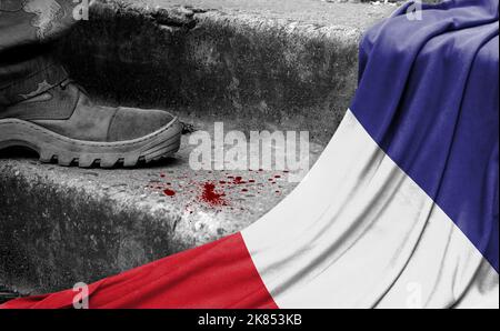 Das Bein des Militärs steht auf der Stufe neben der Flagge Frankreichs, dem Konzept des militärischen Konflikts Stockfoto