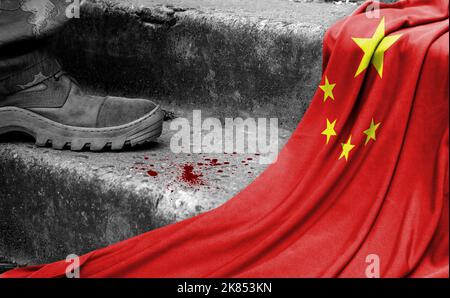 Das Bein des Militärs steht auf der Stufe neben der Flagge Chinas, dem Konzept des militärischen Konflikts Stockfoto