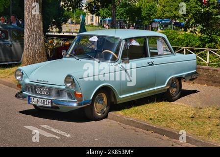 BADEN BADEN, DEUTSCHLAND - JULI 2022: Blauer 1965 AUDI DKW F12, Oldtimer-Treffen im Kurpark. Stockfoto