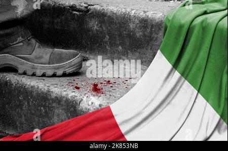 Das Bein des Militärs steht auf der Stufe neben der Flagge Italiens, dem Konzept des militärischen Konflikts Stockfoto