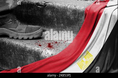 Das Bein des Militärs steht auf der Stufe neben der Flagge Ägyptens, dem Konzept des militärischen Konflikts Stockfoto